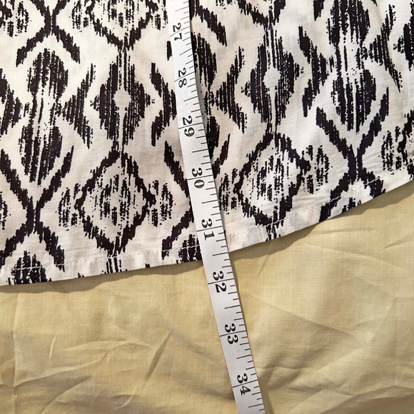 NEW PHOTOS! V-NECK TOP, BLACK/WHITE, SIZE 24, GEOMETRIC PRINT, LONG ROLL-UP SLEE - Picture 4 of 11